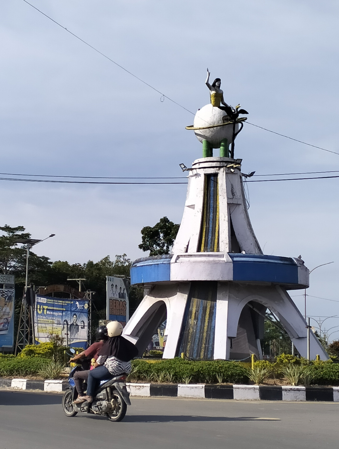 TINGGAL FINISHING: Pengerjaan revitalisasi Tugu Lemlai Suri sebelum dan sesudah. Direncanakan peresmian tugu ini dilakukan pada bulan ini.  (IPUNK/HRK)