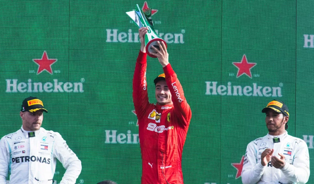 Charles Leclerc (tengah) mengangkat piala kemenangan setelah Italian Grand Prix 2019. (f1chronicle.com)
