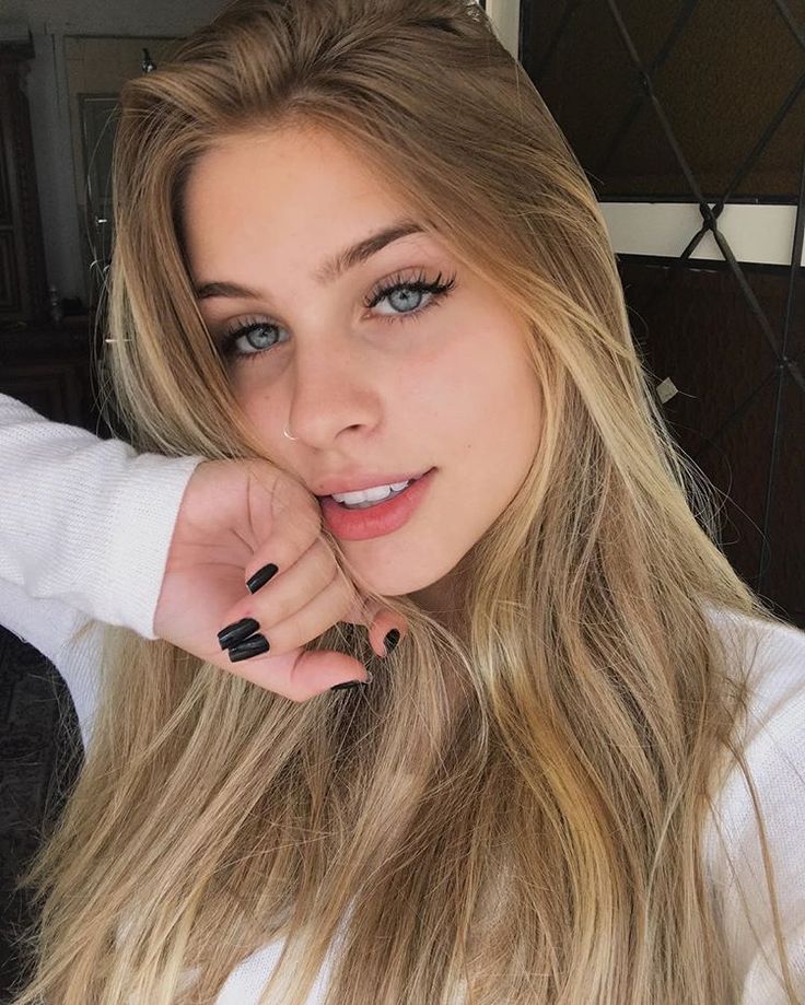 Seorang perempuan sedang selfie (Pinterest)