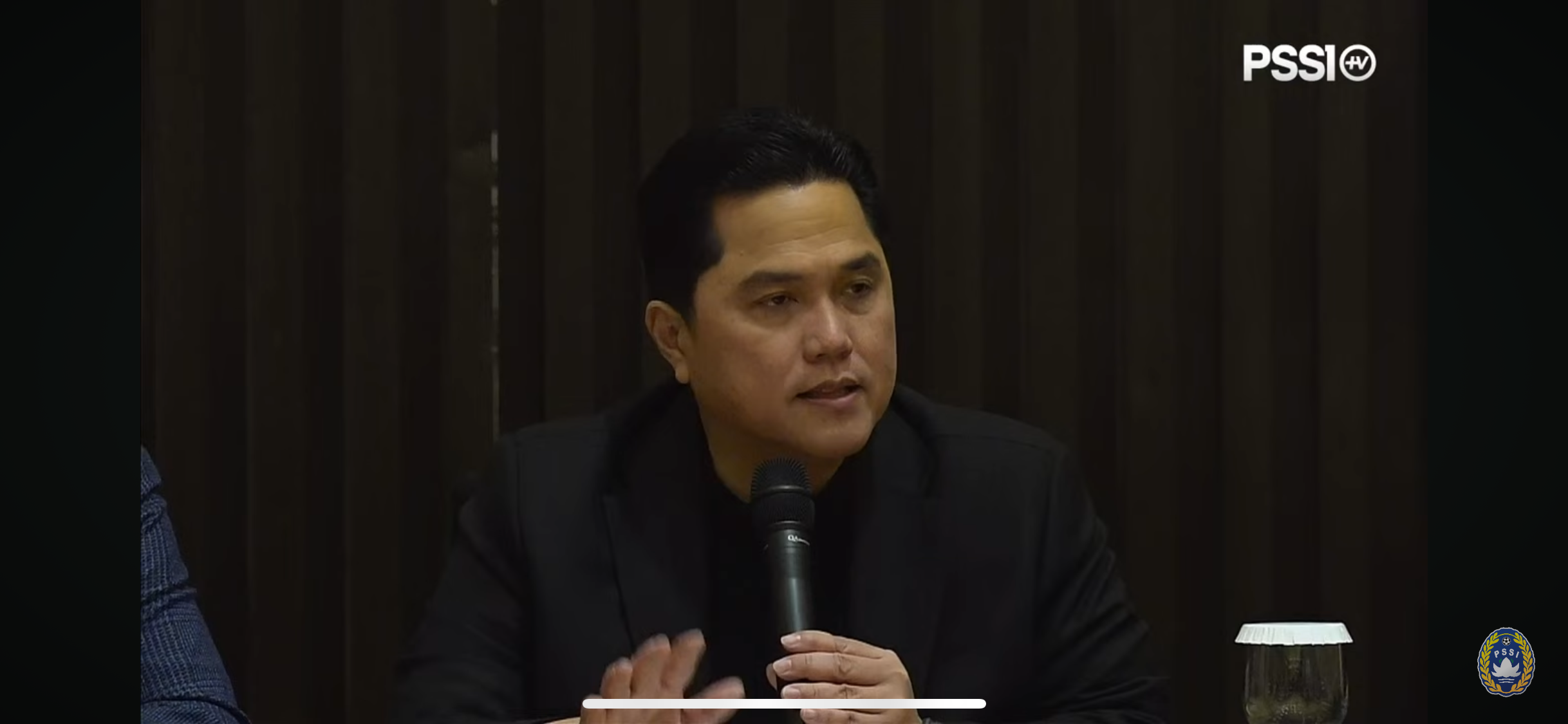 KONFERENSI: Ketua Umum PSSI Erick Thohir dalam konferensi pers pada Senin (6/1/2025). (PSSI TV)