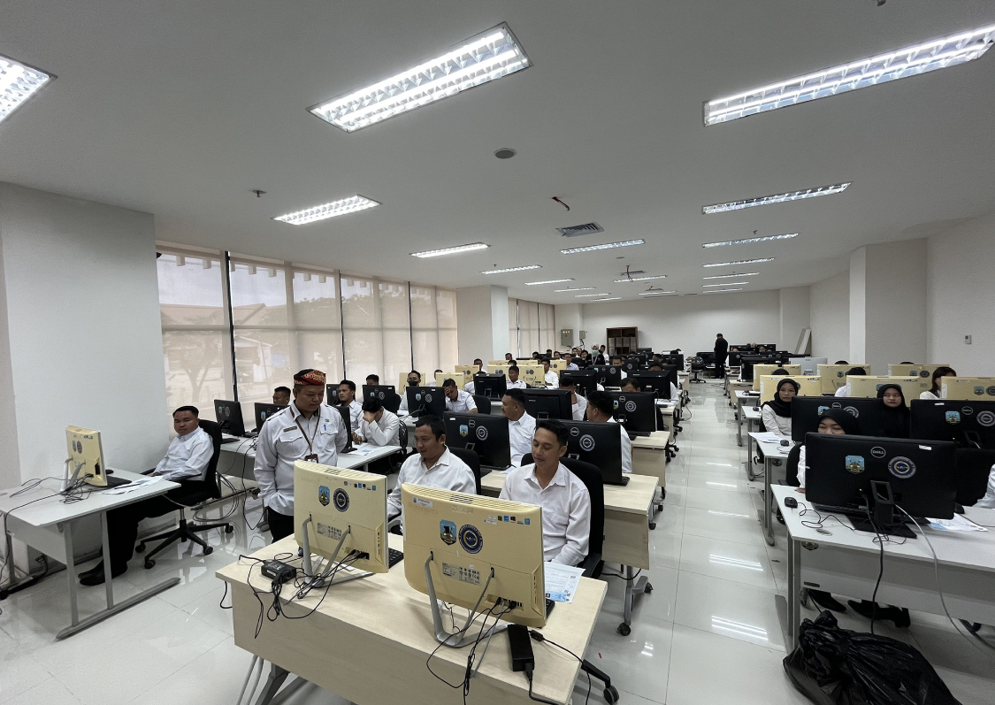 TES CAT: Peserta PPPK saat mengikuti seleksi dengan sistem CAT di Laboratorium CAT BKD Kantor Gubernur Kaltara, pada 11 Desember 2024 lalu.  (HRK)