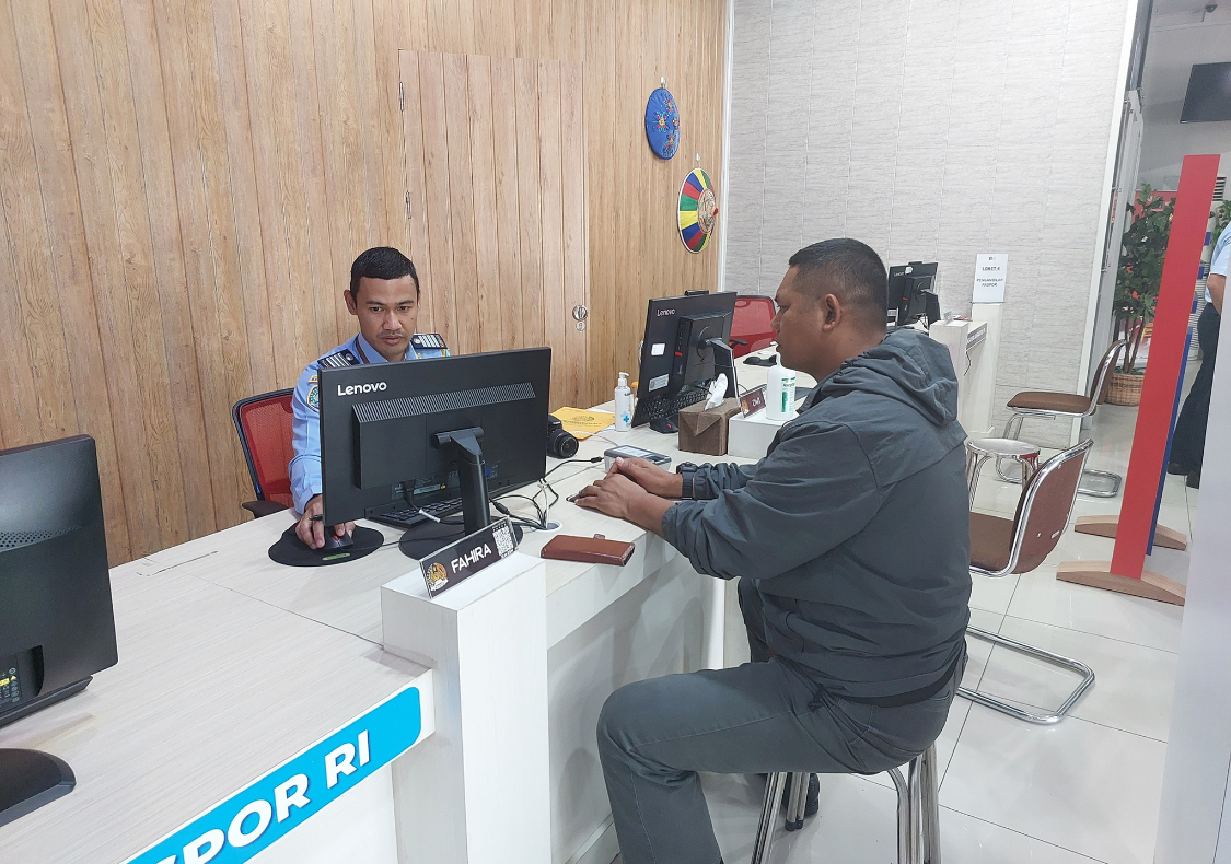 PERMOHONAN PASPOR: Warga Tarakan saat melakukan tes wawancara dan rekam biometrik di Kantor Imigrasi Tarakan. (SEPTIAN ASMADI/HRK)