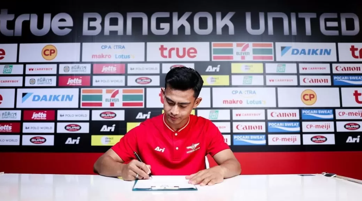Pratama Arhan tanda tangan kontrak bersama Bangkok United pada Selasa (7/1). (Instagram Pratama Arhan)