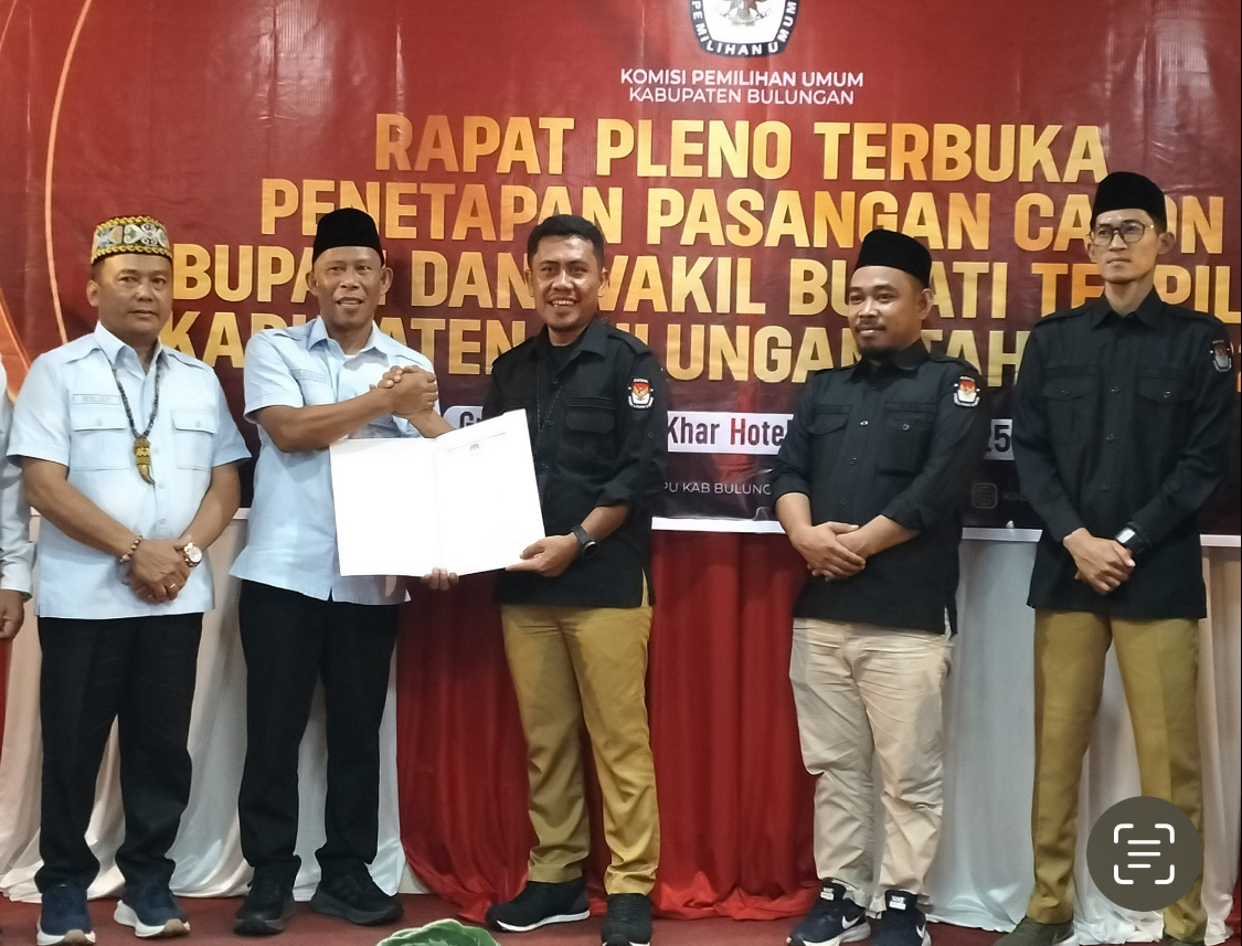 HASIL PILKADA 2024: Calon terpilih Syarwani-Kilat menerima SK penetapan pasangan calon terpilih hasil Pilkada 2024 dari KPU Bulungan, Kamis (9/1).  (IPUNK/HRK)