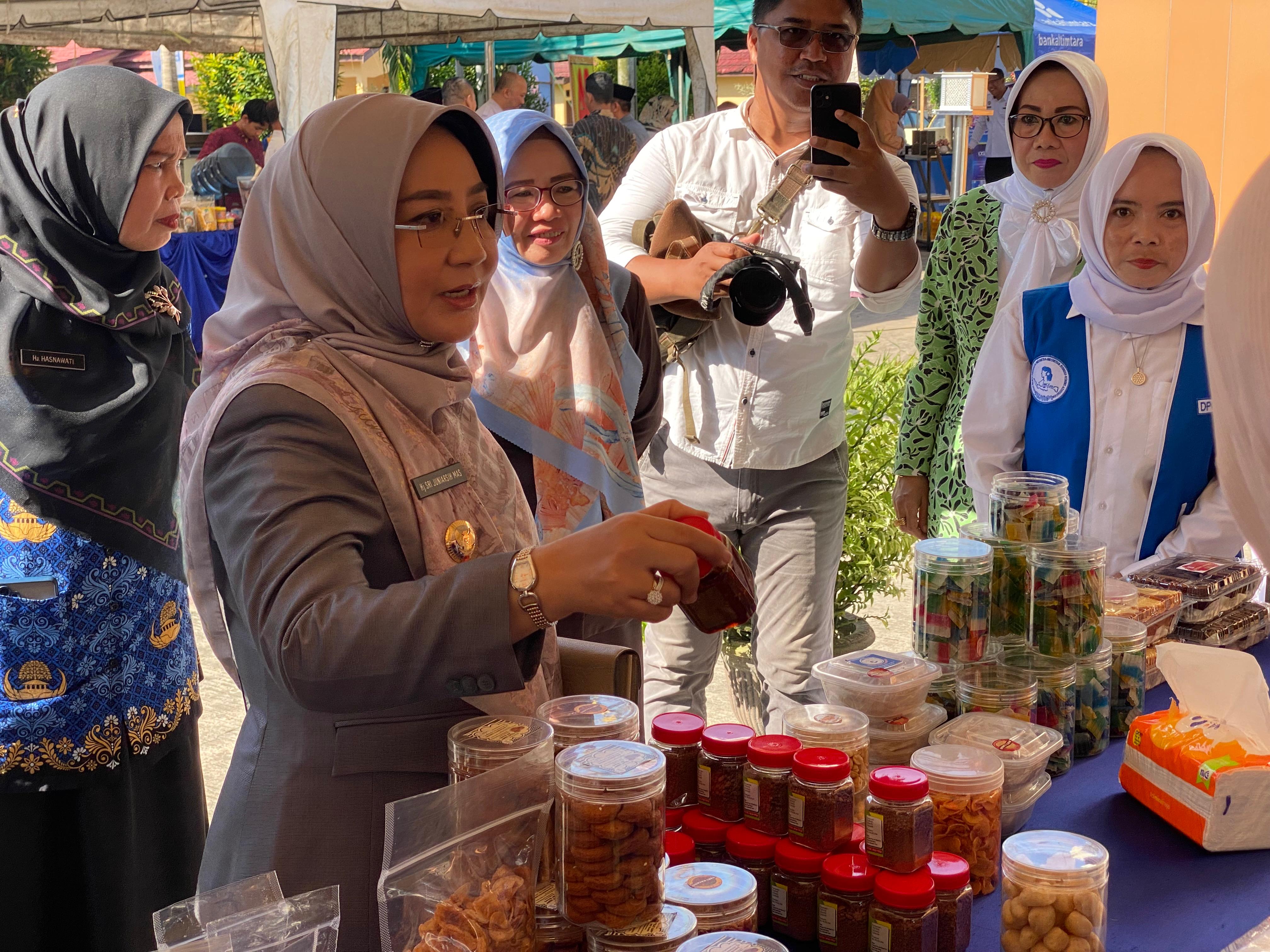 ILUSTRASI: Bupati Berau Sri Juniarsih saat melihat produk terasi. Ke depan, direncanakan adanya rumah produksi terasi di Kampung Buyung-Buyung.  (IZZA/BP)