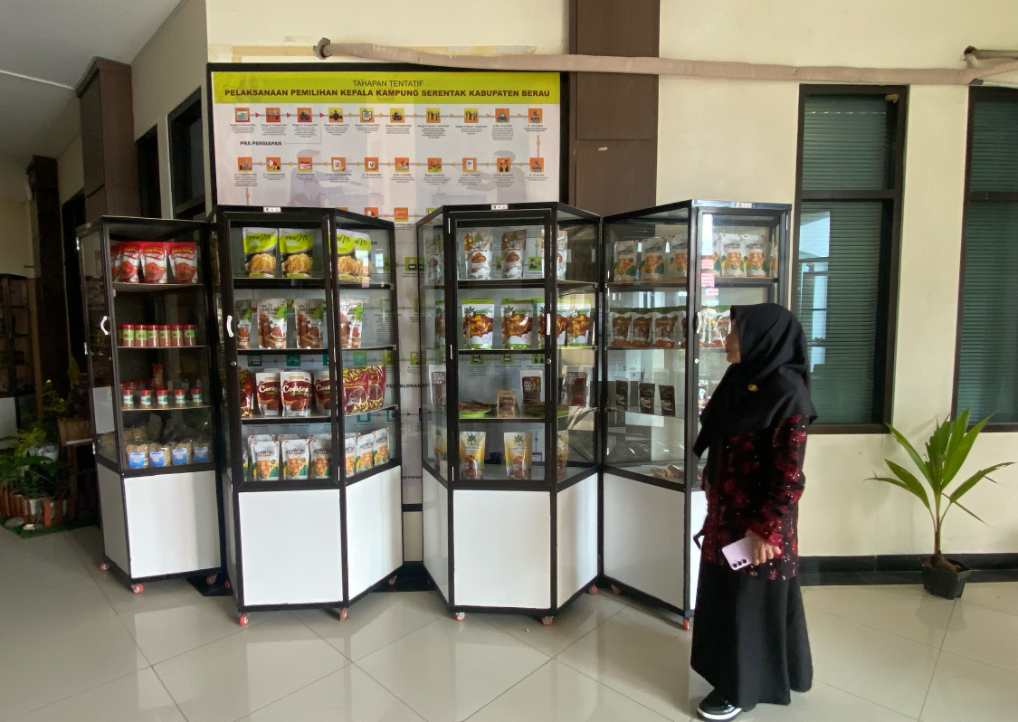 PRODUK LOKAL: Beberapa produk unggulan kampung yang dipajang di etalase Kantor DPMK Berau.  (IZZA/BP)