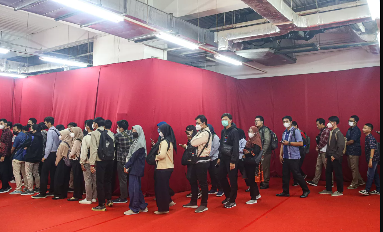 ILUSTRASI : Pencari kerja mengantre masuk ke Pameran Bursa Kerja. (JPG)