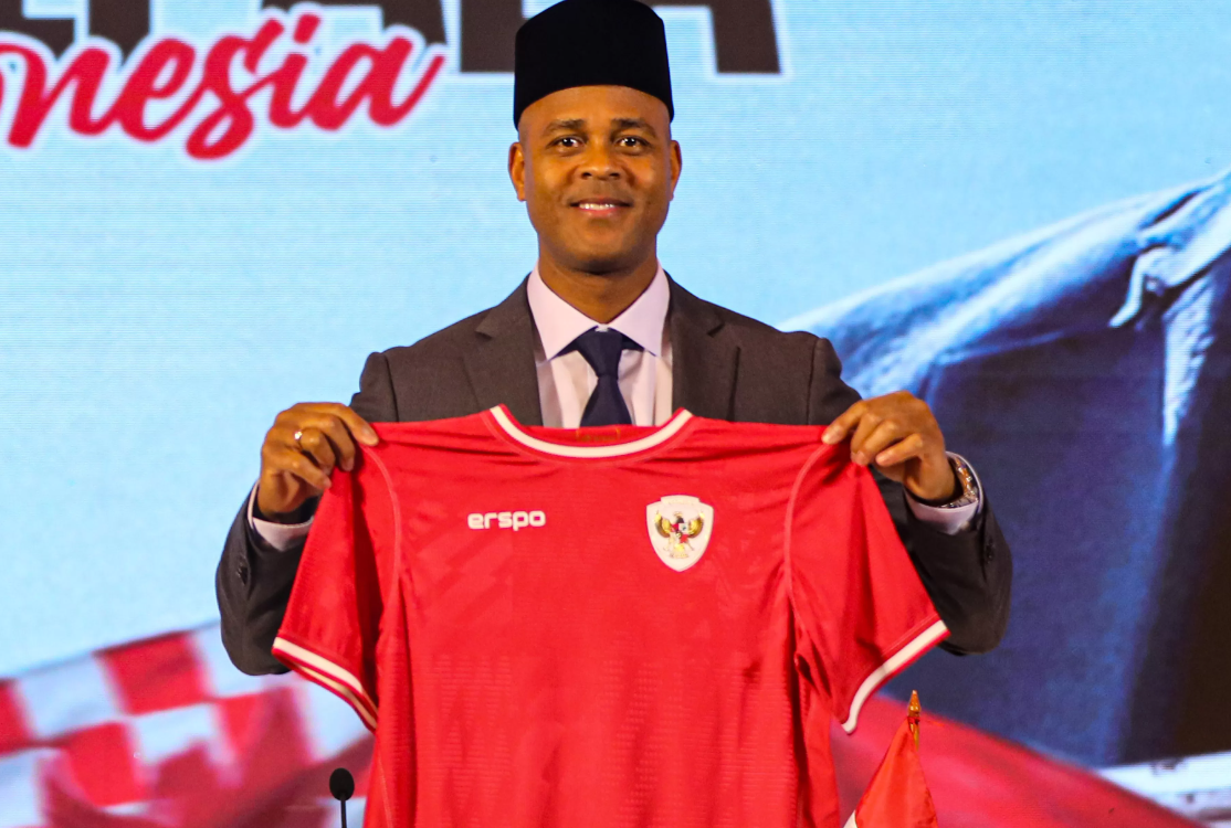 Pelatih Kepala Timnas Indonesia Patrick Kluivert menunjukkan jersey Timnas Indonesia di Jakarta. (Salman Toyibi/ Jawa Pos)