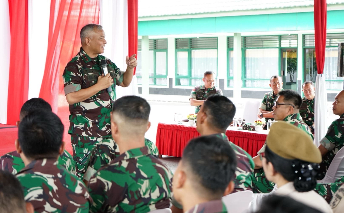 BERI ARAHAN: Pangdam VI Mulawarman Mayjen TNI Rudy Rahmat Nugraha beri arahan kepada prajurit Kodim 0907 Tarakan, Senin (13/1). (SEPTIAN ASMADI/HRK)