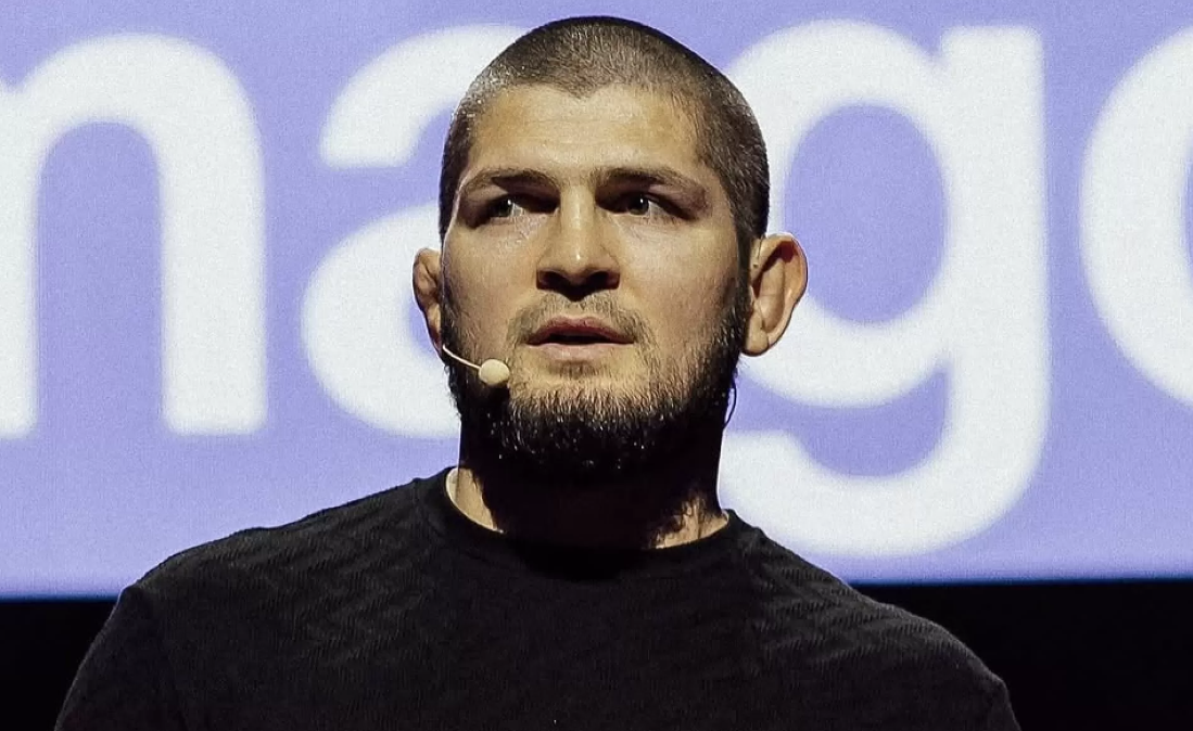 Legenda UFC, Khabib Nurmagomedov, mendadak viral di sosial media karena diusir dari pesawat. Kejadian tersebut mendapat sorotan dari petarung kelas ringan UFC, Michael Chandler. (Instagram)