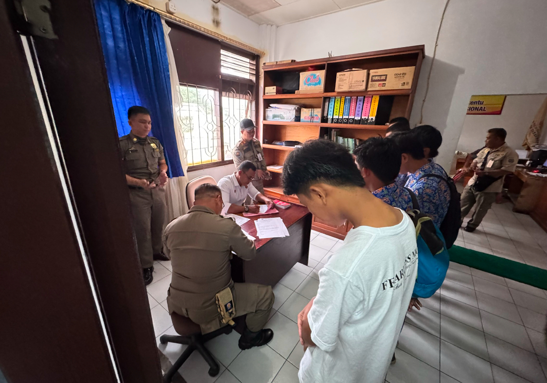 DIAMANKAN SATPOL PP: Tujuh siswa SMP dan SMK diamankan petugas Satpol PP Tarakan karena bolos sekolah dan merokok, Rabu (15/1).  (SEPTIAN ASMADI/HRK)