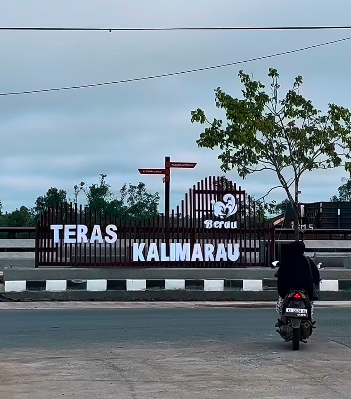 TERUS BERPROGRES: Kawasan kuliner Tepian Kalimarau yang sedang direvitalisasi. Ke depan akan ditambah videotron dan ruang publik lainnya. (IZZA/BP)