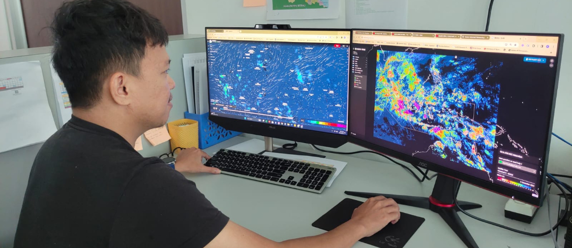 PANTAU :Prakirawan BMKG Berau saat memperlihatkan terkait dengan alat untuk memantau hujan beberapa waktu lalu.  (ARTA KUSUMA YUNANDA/BP)