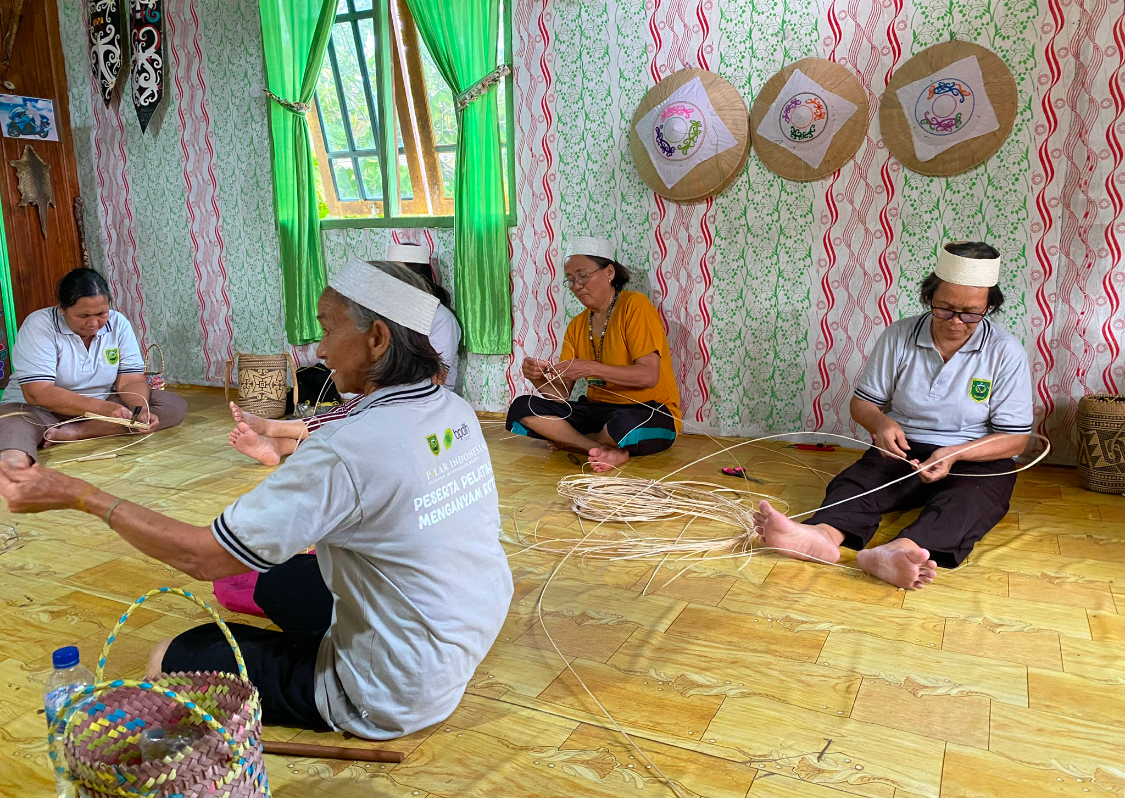 MENGAYAM: Kelompok ibu-ibu Kampung Long Beliu saat sedang menganyam rotan untuk dijadikan berbagai produk anyaman rotan khusus Kampung Long Beliu. (IZZA/BP)