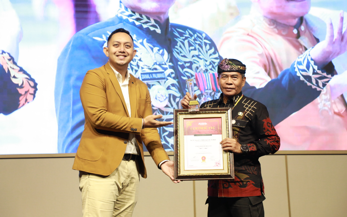 PRESTASI GEMILANG: Gubernur Kaltara Dr H Zainal Arifin Paliwang, S.H., M.Hum menerima penghargaan The Best Leader Indonesia 2025 kategori Gubernur di ajang Indonesia Leader Awards 2025. (DKISPKALTARA)
