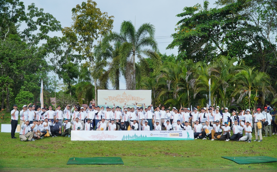 MERIAH: Puluhan peserta yang bermain di hari pertama di event The Geger Gedhen Golf Tournament berfoto bersama sebelum tee off di lapangan golf Binungan PT Berau Coal. (IST)