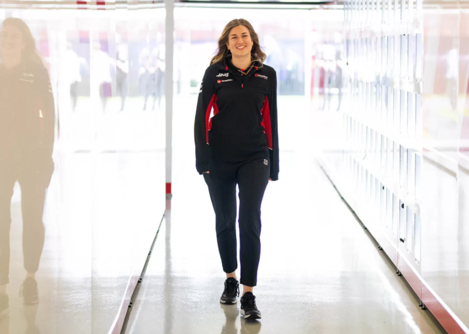 Laura Mueller, Race Engineer perempuan pertama di F1. Dia tergabung di Haas F1 Team. Dia akan bekerja sama dengan Esteban Ocon pada F1 2025. (Dok. X /F1)