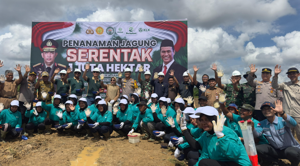 BERSINERGI: President Director KLK Group di Berau, Lim Teng Hong, serta jajarannya berfoto bersama usai Penanaman Jagung Serentak 1 Juta Hektare di Kampung Tasuk, kemarin. (MARNI/BP)