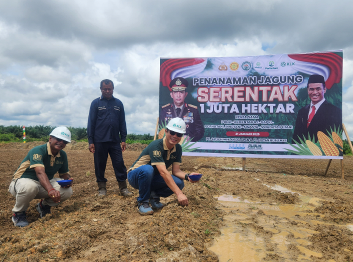 BERKONTRIBUSI: President Director KLK Group di Berau, Lim Teng Hong, ikut melakukan Penanaman Jagung Serentak 1 Juta Hektare di Kampung Tasuk, kemarin. (MARNI/BP)