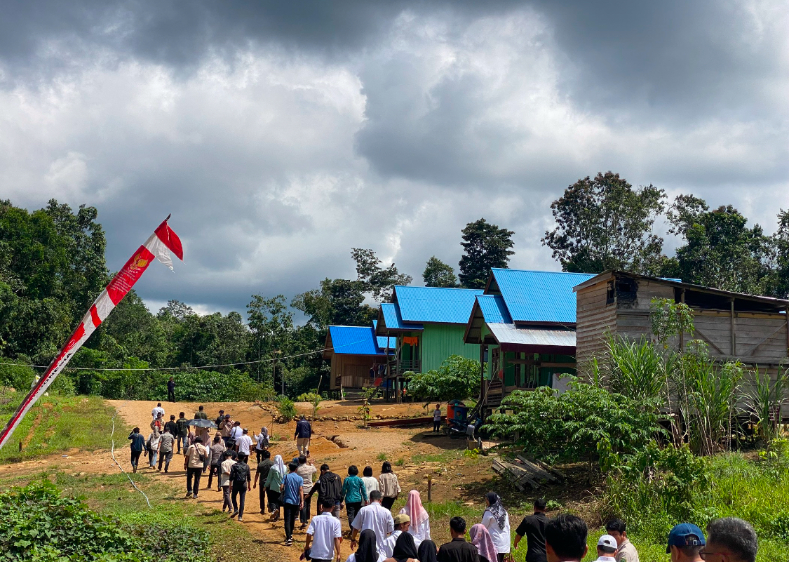 NIKMATI LISTRIK: Fasilitas listrik saat ini sudah tersedia di Kampung Malupu yang sebelumnya menjadi kampung tertinggal satu-satunya di Kabupaten Berau. (IZZA/BP)
