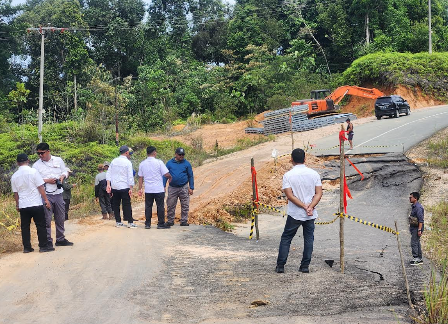 MENINJAU: DPUPR Berau bersama Wakil Bupati saat meninjau kondisi penanganan Jalan Poros Pegat Bukur, Rabu (22/1). (SENO/BP)