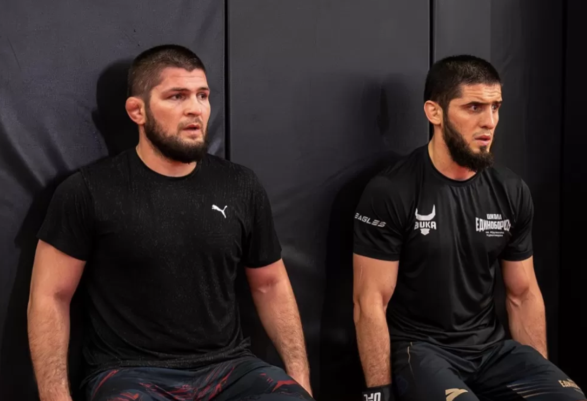 Legenda UFC, Khabib Nurmagomedov, memberi tanggapan penuh kebanggaan setelah rekornya sebagai juara kelas ringan UFC dipecahkan. (DOK. ISLAM MAKHACHEV)