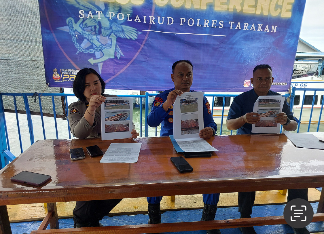 TUNJUKKAN BARANG BUKTI: Satpolair Polres Tarakan ungkap perkara penyelundupan kayu, Kamis (23/1). (SEPTIAN ASMADI/HRK)