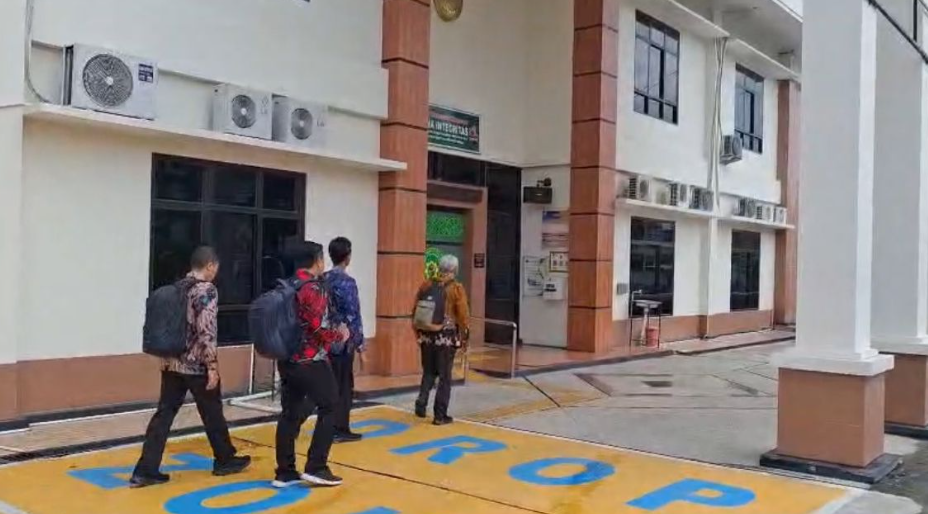 PEMERIKSAAN: Personel Bawas MA tiba ke PN Tanjung Redeb untuk melakukan pemeriksaan atas laporan yang diterima. (EDY AKBAR UNTUK BERAU POST)