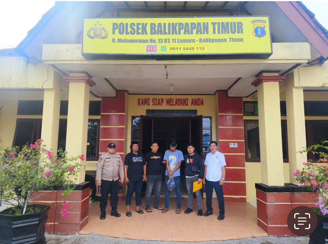 BEKUK DPO: Tersangka I (tiga dari kanan) saat diamankan polisi di Polsek Balikpapan Timur, Senin (20/1) pekan lalu. (POLSEK TARAKAN TIMUR UNTUK HRK)