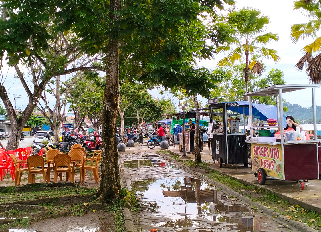 TETAP JAGA KEBERSIHAN: Tahun ini Pemkab Bulungan mengalokasikan tidak kurang dari Rp 1 miliar untuk para PKL di Tepian Sungai Kayan. (IPUNK/HRK)