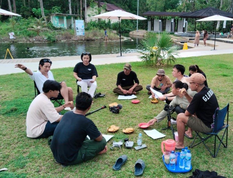 PELATIHAN: Para pengelola wisata di Biatan Bapinang sedang mendapatkan pelatihan fotografi dan videografi di Wisata Air Panas Asin Pemapak. (PEMKAM BIATAN BAPINANG UNTUK BERAU POST)
