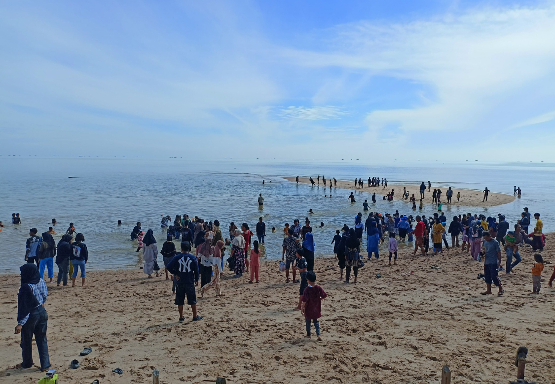 OBJEK WISATA: Pantai Tanah Kuning merupakan destinasi wisata yang berada di Kecamatan Tanjung Palas Timur, Kabupaten Bulungan kerap dikunjungi warga untuk mengisi masa liburan. (HRK)