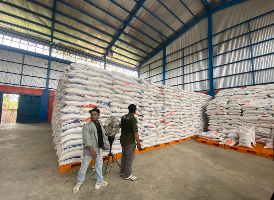 MELIMPAH: Persediaan stok beras di gudang Bulog disebut cukup banyak dan diprediksi cukup untuk memenuhi kebutuhan masyarakat Berau hingga Idulfitri nanti. (IZZA/BP)