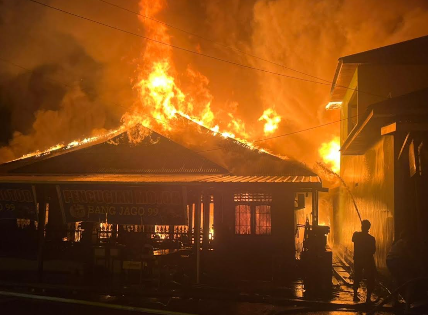 MENCEKAM: Api dengan cepat membakar bangunan rumah warga di Jalan Milono, Kecamatan Tanjung Redeb (ARTA KUSUMA YUNANDA/BP)