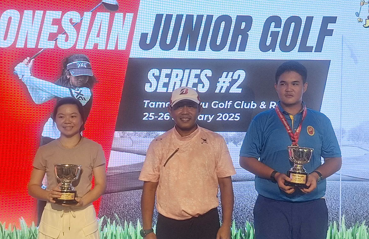 Brillian Elang Sena Mahardika (kanan) dan Phoebe Gani (kiri) saat menerima trofi juara turnamen Indonesian Junior Golf (IJG) Series 2 di Taman Dayu Golf Club & Resort, Pasuruan, Minggu (26/1). (JPG)