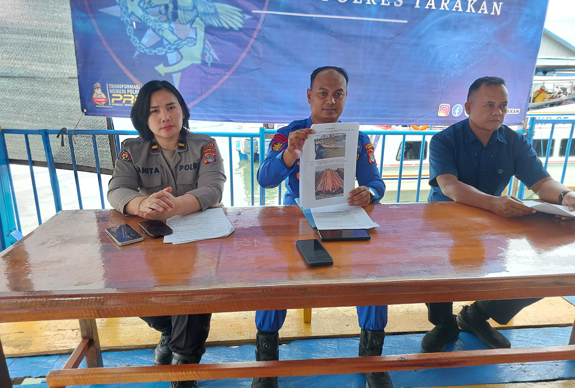 PERLIHATKAN BARANG BUKTI: Polisi perlihatkan foto barang bukti berupa kayu yang kini diamankan di Mako Polres Tarakan. (SEPTIAN ASMADI/HRK)