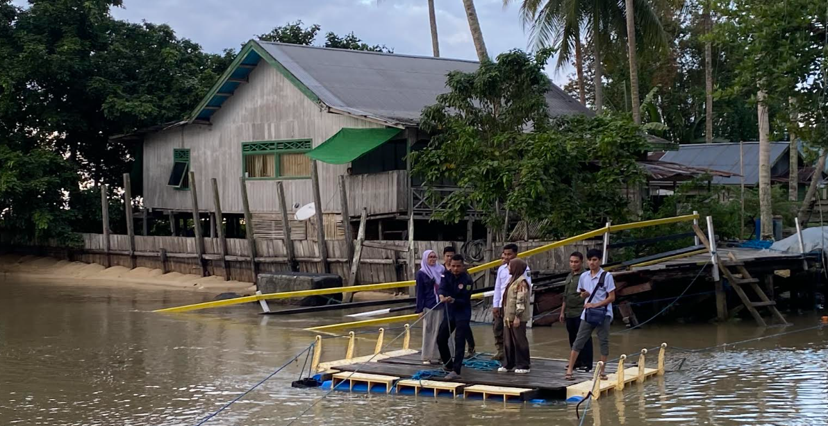 SEMPAT AMBROL: Salah satu jembatan yang bakal dibangun adalah jembatan pengganti di Kampung Teluk Sumbang, yang sebelumnya sempat ambrol dihantam sampah dalam aliran sungai. (SENO/BP)