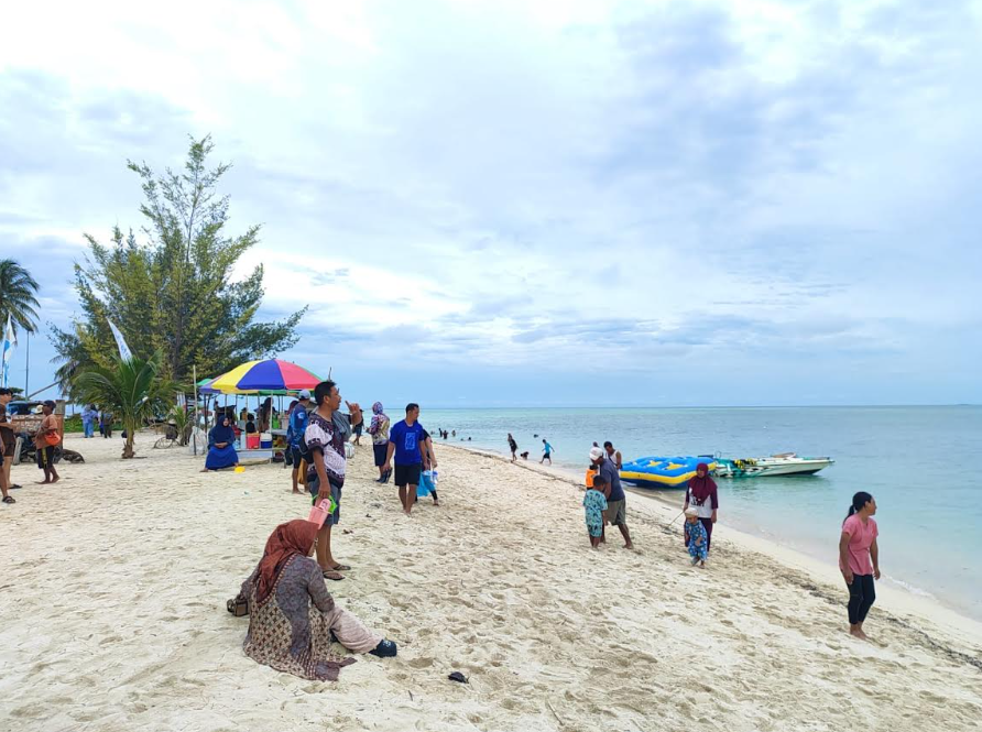 WASPADA: Pengunjung pantai diminta waspada akan fenomena arus balik ombak kuat yang sewaktu-waktu terjadi di pantai wilayah Berau.  (SENO/BP)