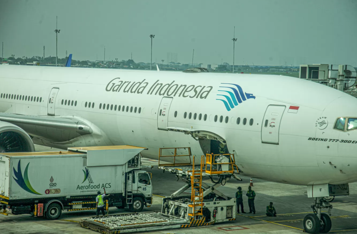 Pesawat Garuda Indonesia terparkir di Terminal 3 Bandara Soekarno-Hatta, Tangerang, Selasa (10/12/2024). (Hanung Hambara/Jawa Pos)