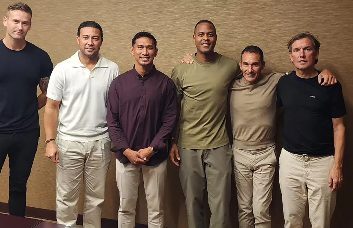 Pelatih Persela Lamongan, Zulkifli Syukur berfoto dengan Patrick Kluivert dan jajaran tim pelatih Timnas Indonesia. (Dok. Zulkifli Syukur)