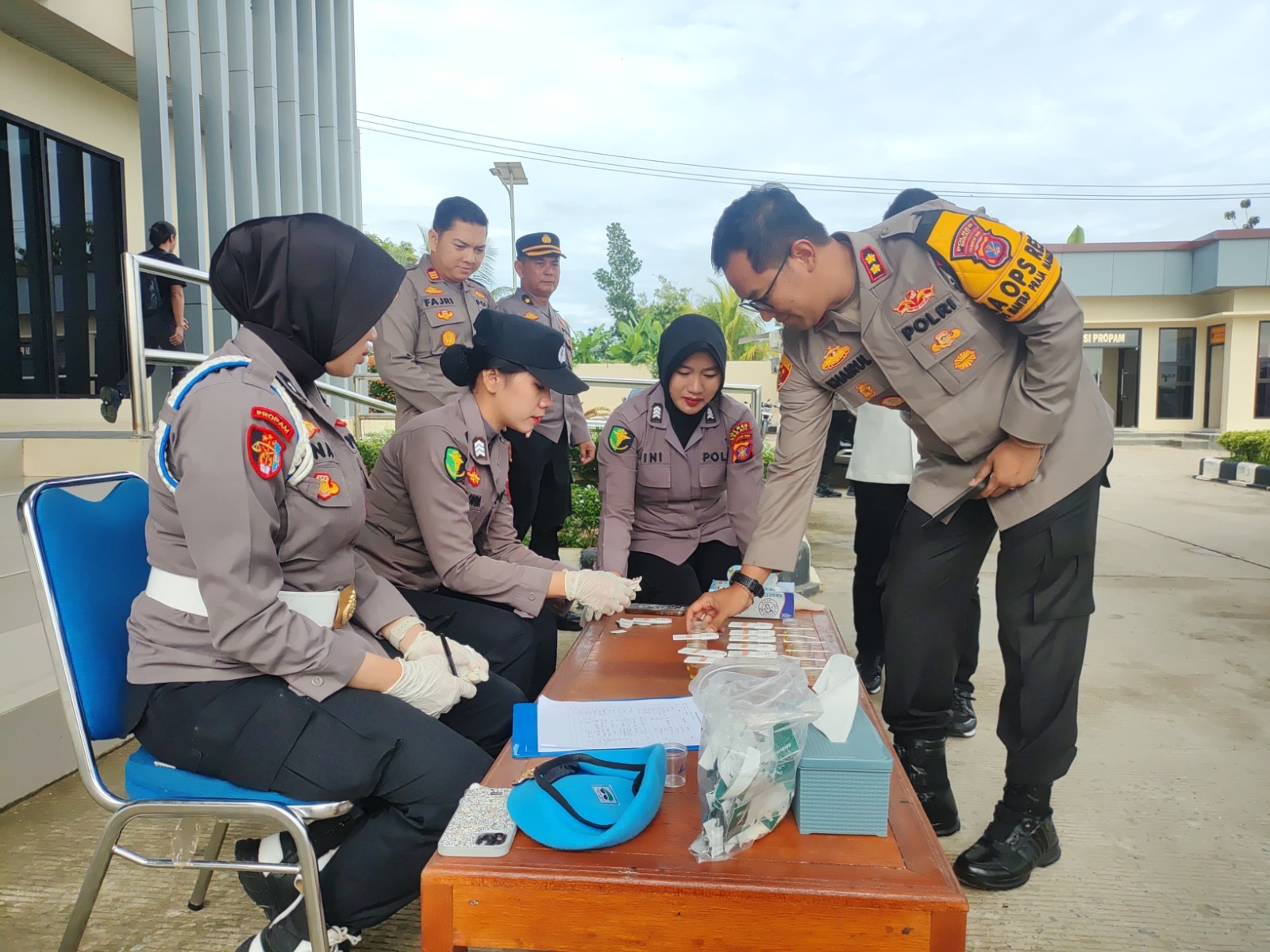 TES URINE: 17 PJU Polres Berau saat menjalani tes urine di Mapolres Berau, kemarin. (ARTA KUSUMA YUNANDA/BP)