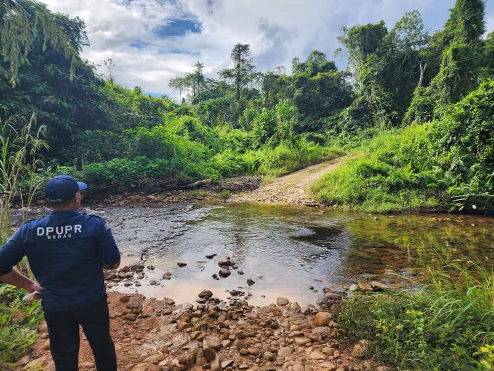 SEGERA DIBANGUN: Akses jalan menuju pelosok Kelay segera ditingkatkan, usai alih status lahan yang sudah terbit. Anggaran Rp 20 miliar pun sudah disiapkan Pemkab Berau.  (DPUPR BERAU UNTUK BERAU POST)