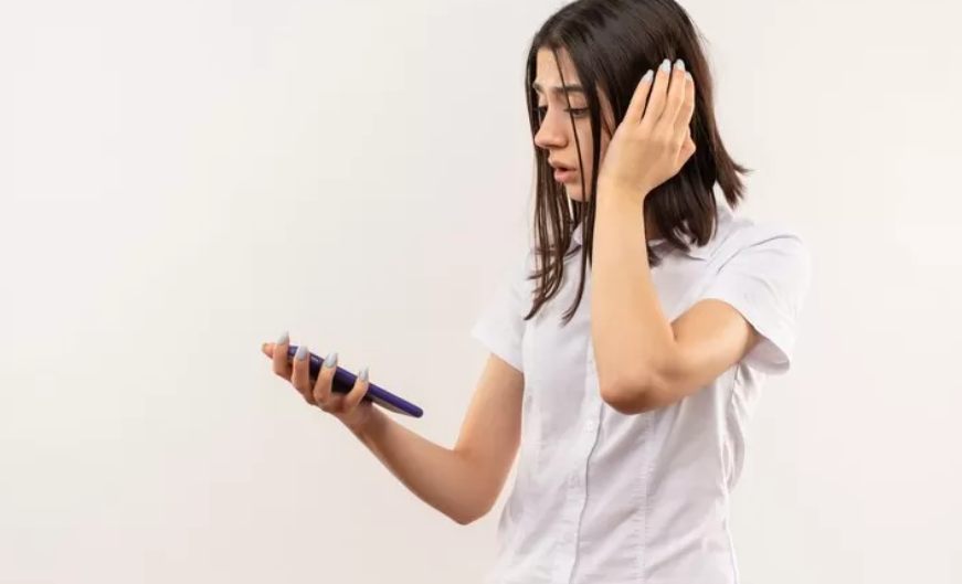 ilustrasi seseorang yang tidak mau mengangkat nomor telepon tak dikenal.(Freepik)