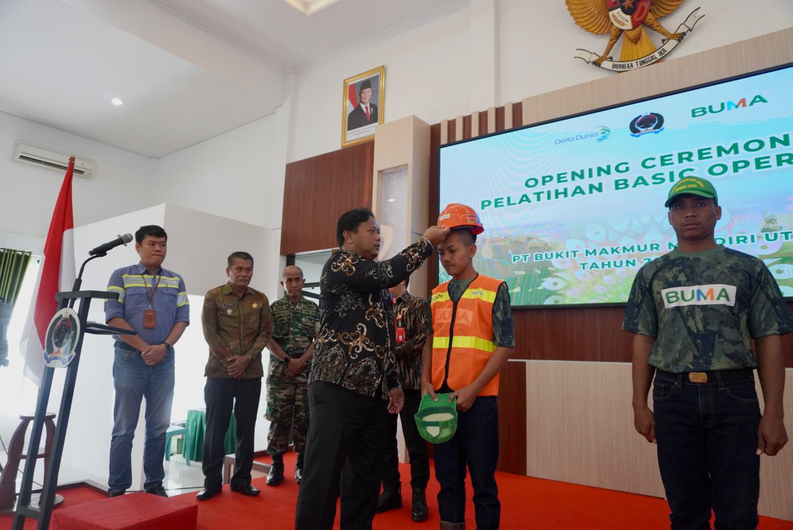 SIMBOLIS: Sekkab Berau Muhammad Said, memakaikan helm kepada salah satu peserta, sebagai simbolis tanda dimulainya pelatihan BO. (BUMA UNTUK BERAU POST)