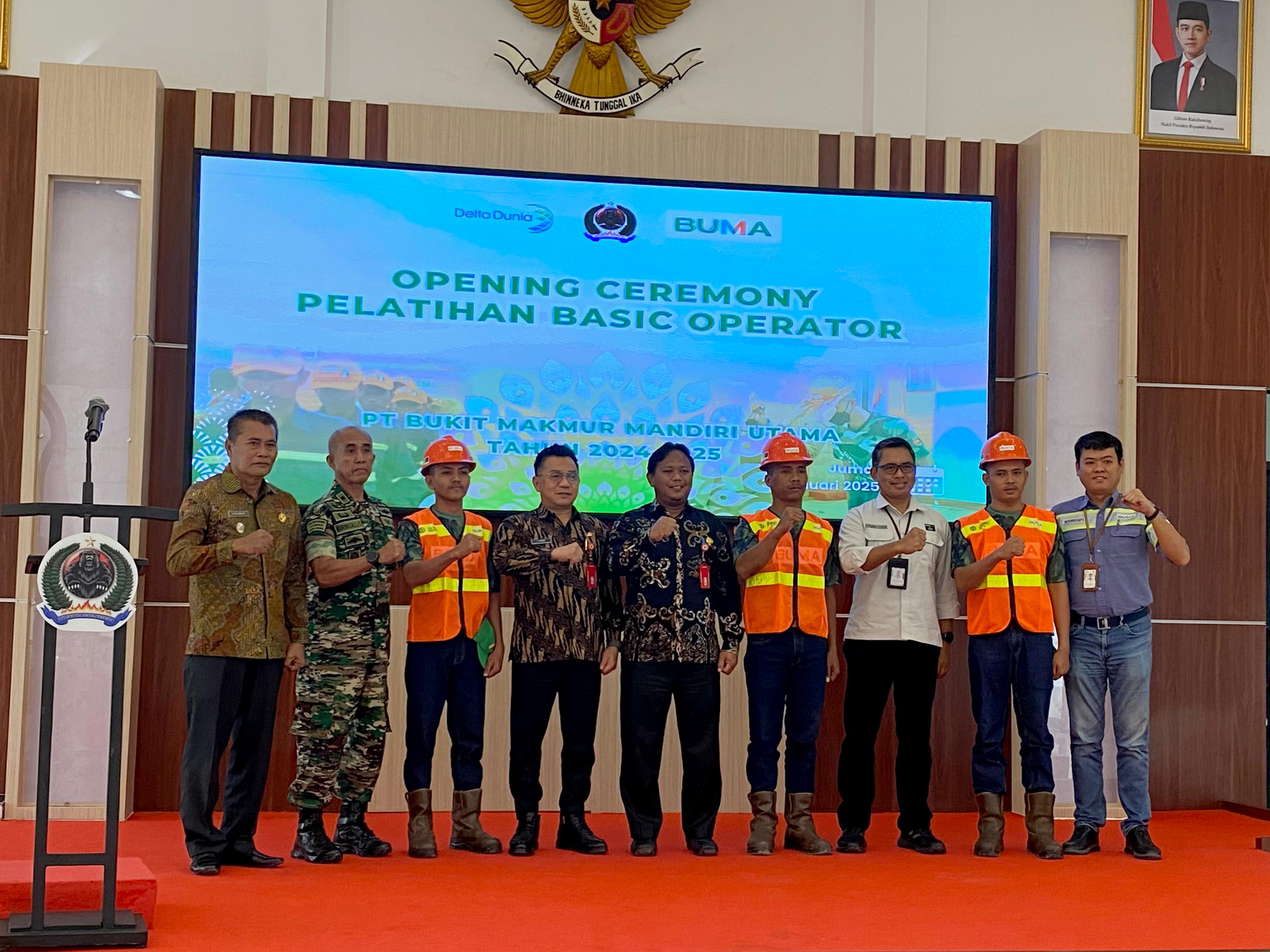FOTO BARENG: Manajemen BUMA berfoto bersama Sekkab Berau Muhammad Said, Kepala Disnakertrans Berau Zulkifli Ashari, dan perwakilan siswa yang mengikuti pelatihan BO. (BUMA UNTUK BERAU POST)
