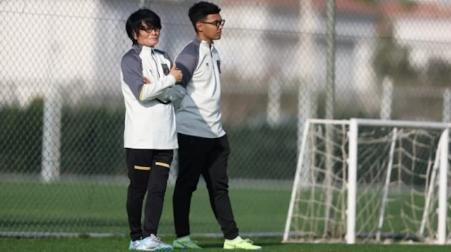 Cho Ju-yong (kiri), fisioterapis legendaris yang sempat menangani timnas saat Piala Asia U-23 2024. (Dok. PSSI)