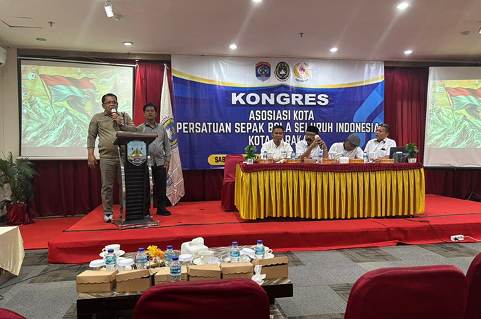 TERPILIH AKLAMASI: Barokah (kiri) berikan sambutan usai terpilih secara aklamasi melalui kongres Askot PSSI Kota Tarakan periode 2025-2029.