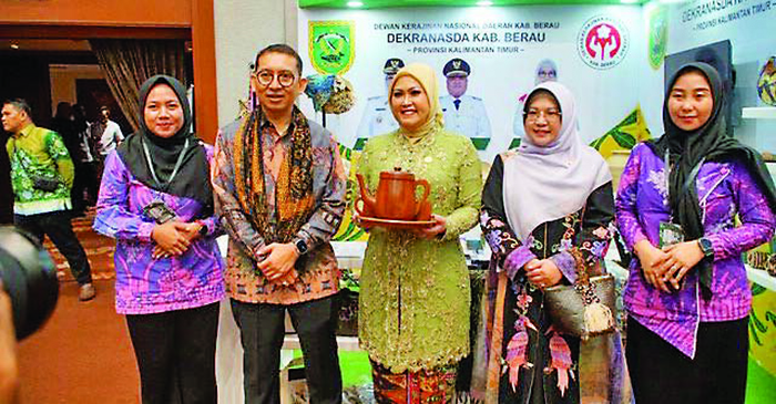 EVENT TAHUNAN: Ketua Dekranasda Berau Sri Aslinda Gamalis (dua kanan), berfoto bersama Menteri Kebudayaan RI Fadli Zon, saat mengunjungi stand Dekranasda Berau pada event INACRAFT 2025 di Jakarta.