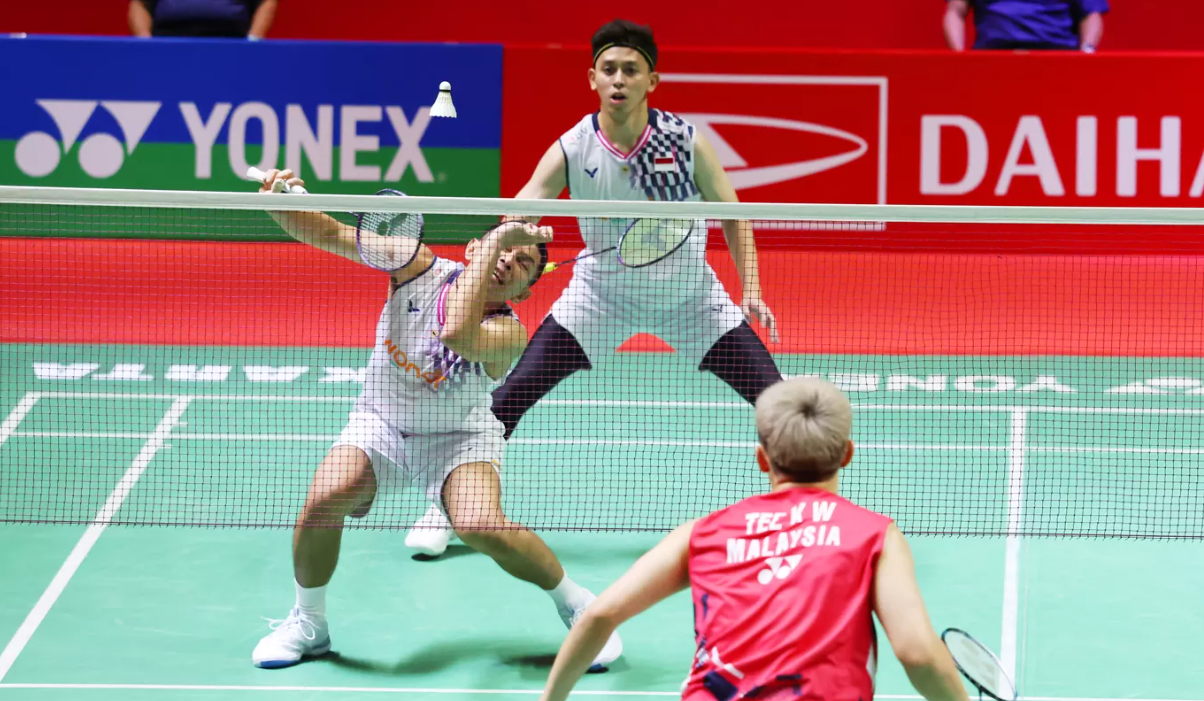 Pebulu tangkis ganda putra Indonesia Muhammad Rian Ardianto dan Fajar Alfianpada final Daihatsu Indonesia Masters 2025 di Istora Senayan, Jakarta, Minggu (26/1/2025). (Dery Ridwansah/ JawaPos.com)