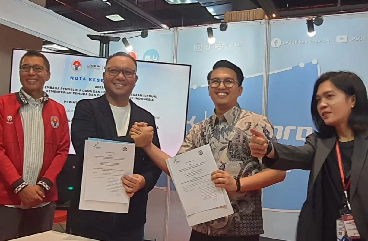 Direktur LPDUK Ferry Kono (dua dari kiri) bersama CEO United Allstars (tiga dari kiri) saat MoU di Gedung SMESCO Exhibition Hall, Kamis (6/2). (Rizky Ahmad Fauzi/JawaPos)